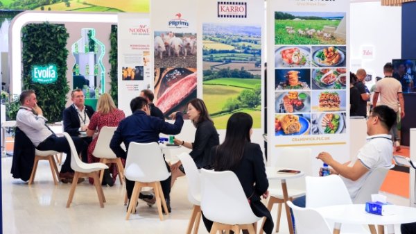 股市配资开户 商务部部长王文涛会见英国商贸大臣雷诺兹